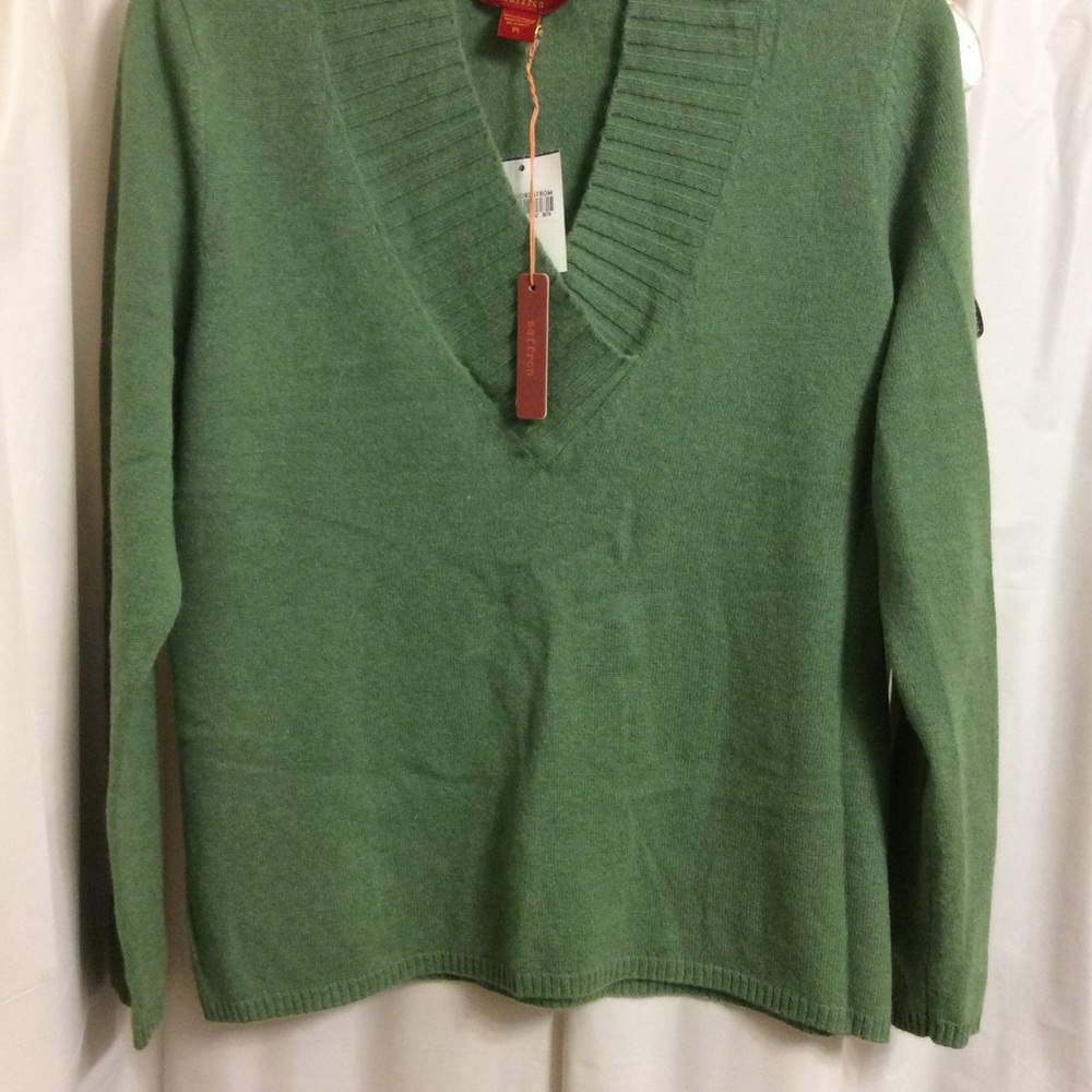 Medium green cashmere v-neck sweater